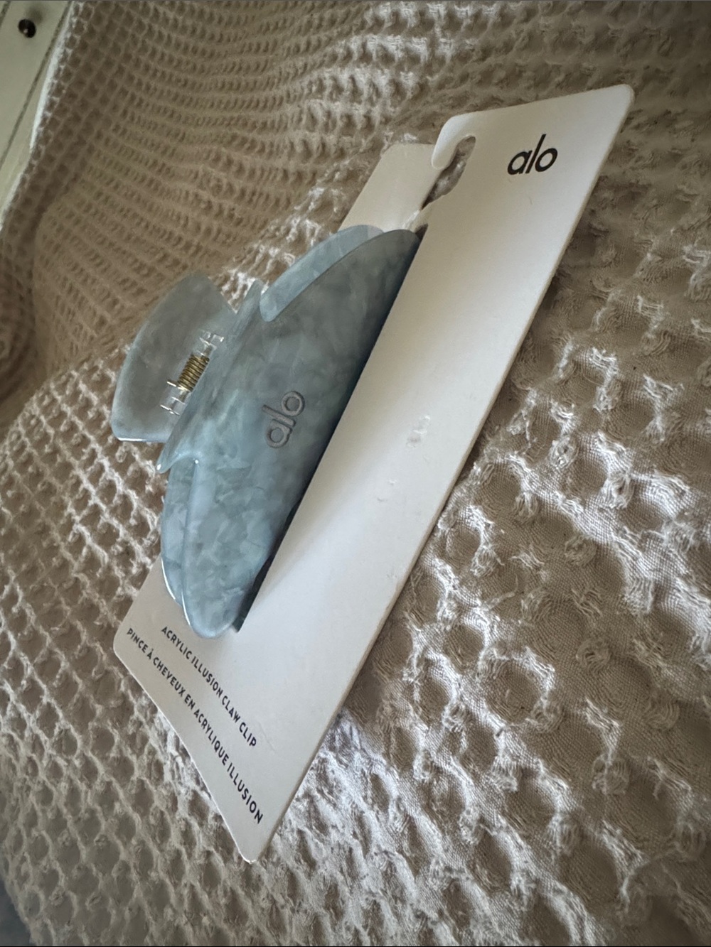 ALO Yoga Marble Light Blue Acrylic Hair Claw